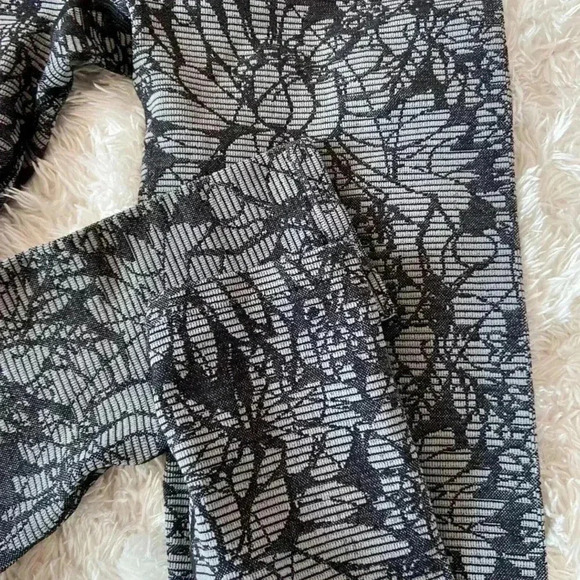 Fabletics] Sebastian Seamless Floral Leggings - Picture 4 of 10
